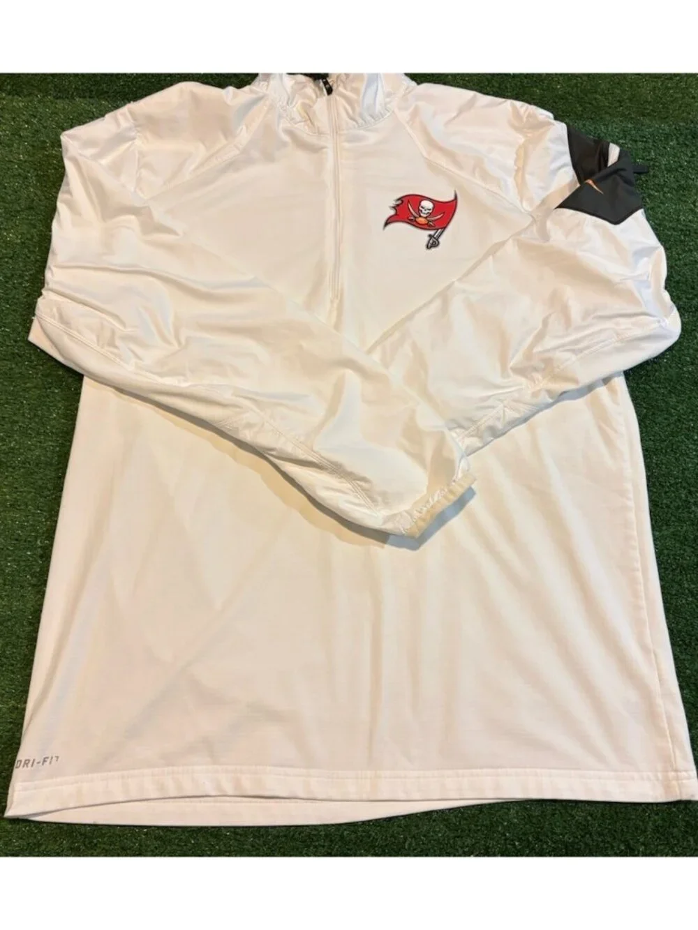 Tampa Bay Buccaneers 1/4 zip mens large white nike dri fit pullover long sleeve